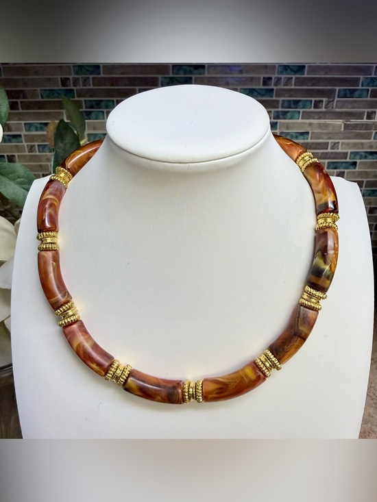 Jewelry - Swirled amber tone resin beaded necklace